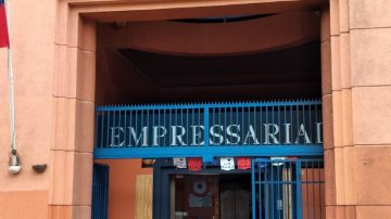 Edificio con rejas azules