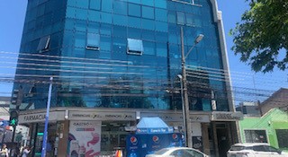 Edificio con ventanas y almacen