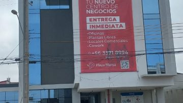 edificio con cartel rojo