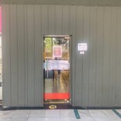 puerta con muralla metalica