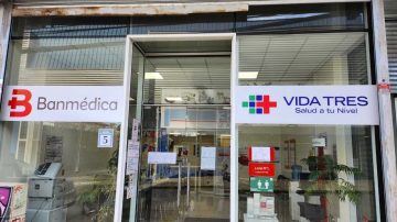 Entrada de vidrio con 2 carteles