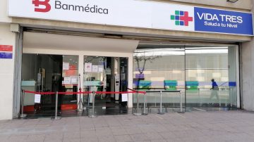 Entrada con carteles de Isapre