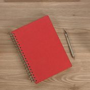 Cuaderno rojo y lápiz